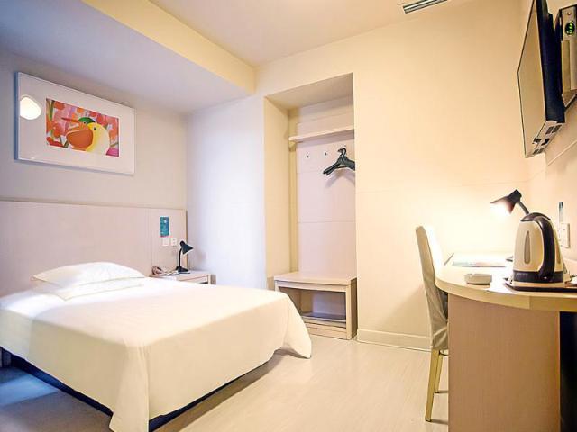 4/5分 酒店简介: 锦江之星太原府西街万达广场酒店,房间选用贵族床垫